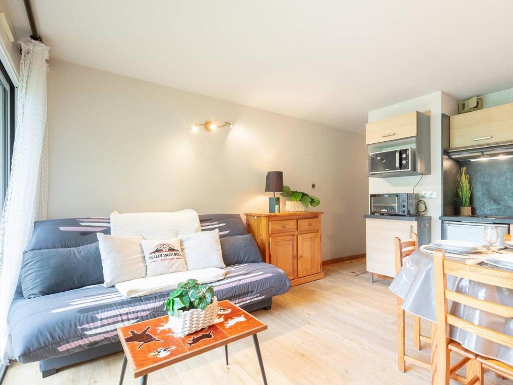 un salon avec un canapé bleu et une table dans l'établissement Appartement 6 pers. au cœur de St-Lary - FR-1-296-517, à Saint-Lary-Soulan