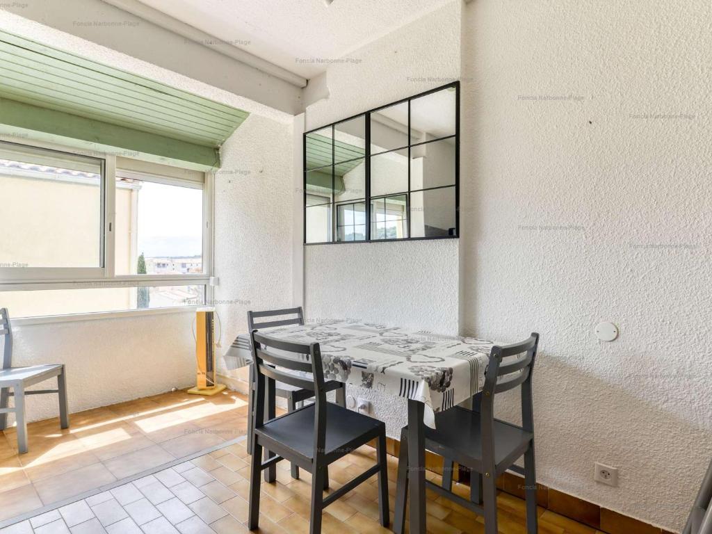 une salle à manger avec une table et quatre chaises dans l'établissement Studio 4 pers, plage à 200m, parking, Narbonne Plage - FR-1-229B-105, à Narbonne