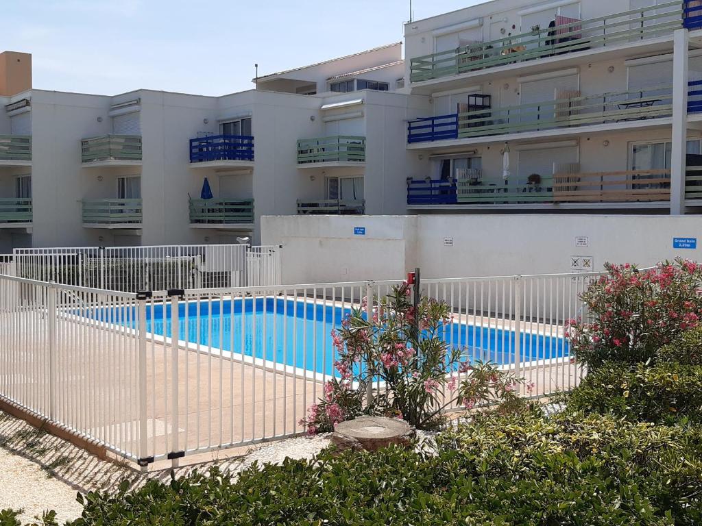 une piscine devant un immeuble dans l'établissement Studio Cabine à Port Leucate : 4 Pers, Piscine, Front de Mer, Terrasse, Parking - FR-1-798-9, à Leucate