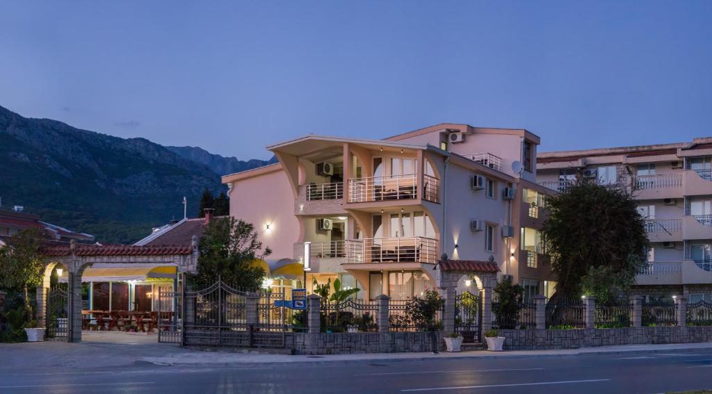 un edificio con una valla frente a una calle en Villa Jadran Apartments, en Bar