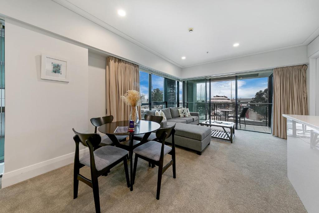 Fabulous Corner Apartment w/ Dazzling Harbour View - Resim 13