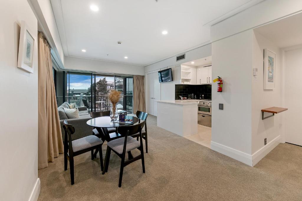 Fabulous Corner Apartment w/ Dazzling Harbour View - Resim 17