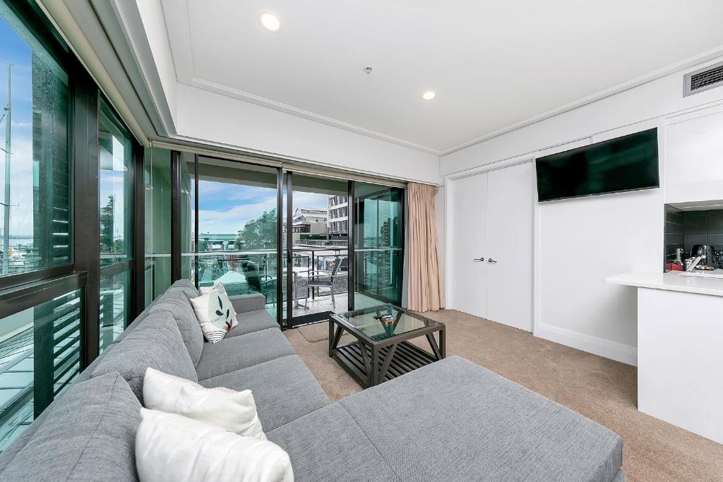 Fabulous Corner Apartment w/ Dazzling Harbour View - Resim 5