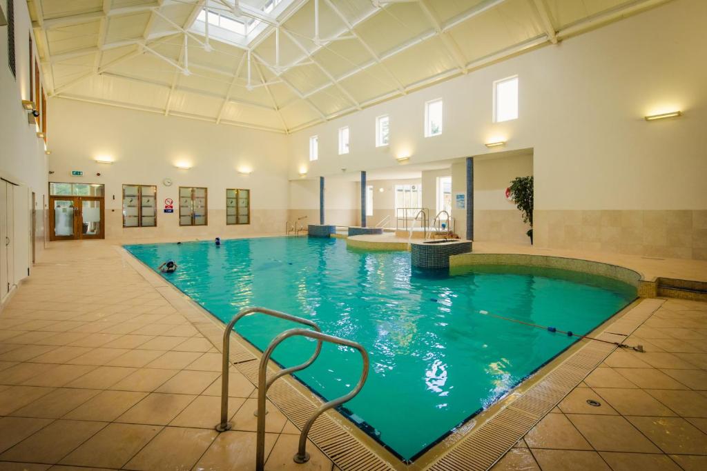 una gran piscina en un gran edificio en Roganstown Hotel & Country Club, en Swords