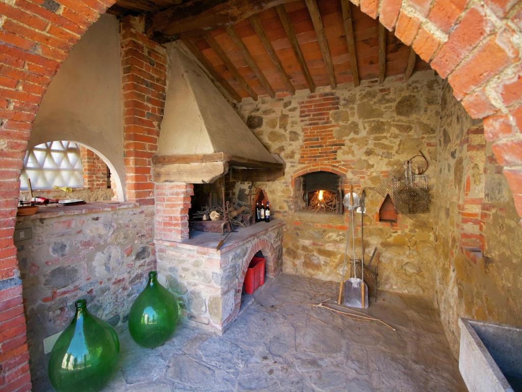 Zdjęcie z galerii obiektu Authentic holiday home in Bucine with swimming pool w Ambrze