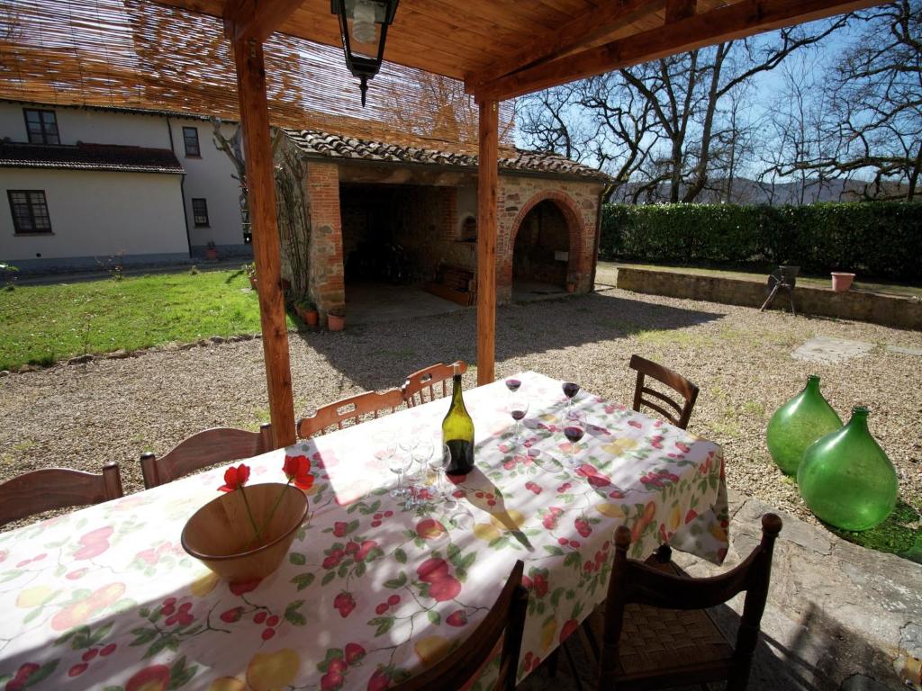 Ogród w obiekcie Authentic holiday home in Bucine with swimming pool