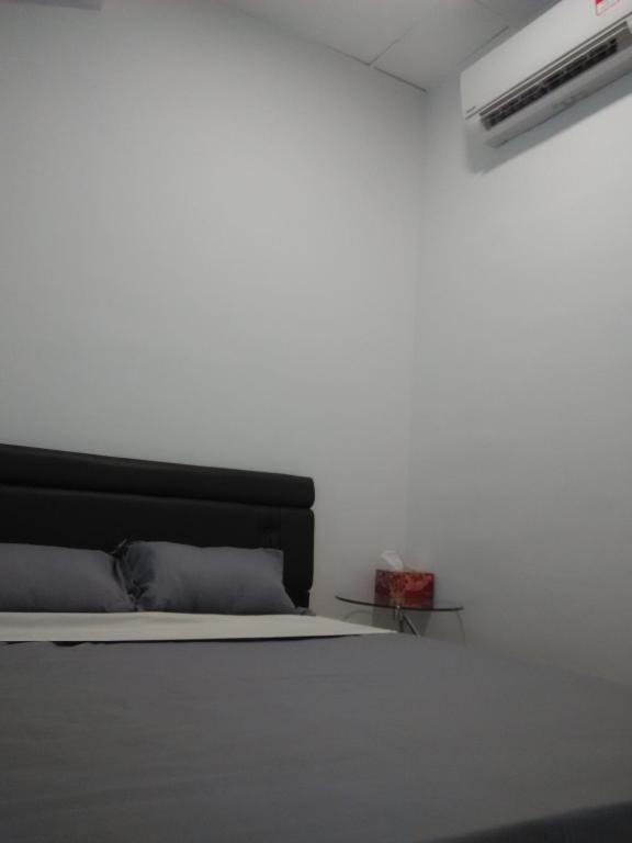 Postel nebo postele na pokoji v ubytování Moon Eleven Hostel Near Klia & Klia2
