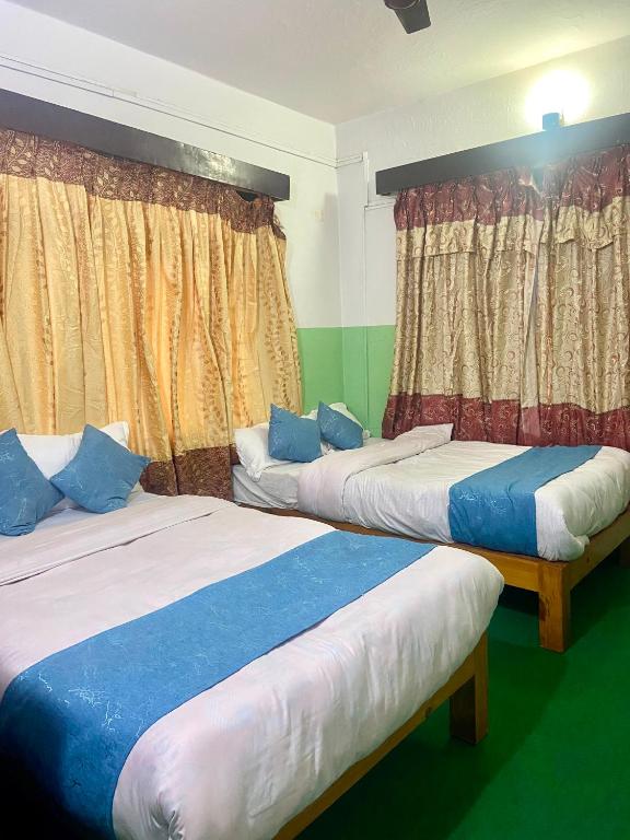 Llit o llits en una habitació de Hotel Jharana