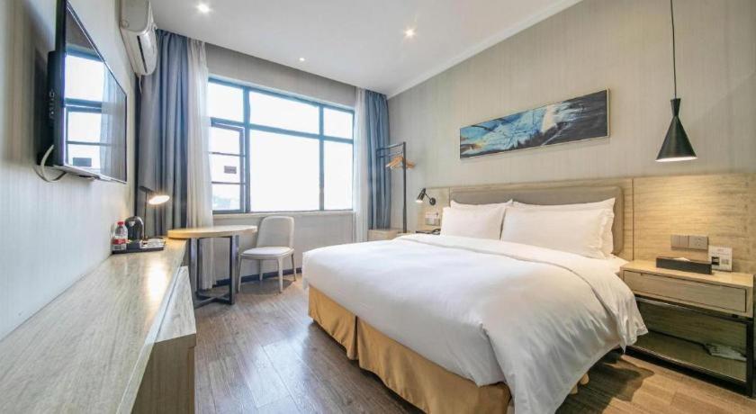 Postel nebo postele na pokoji v ubytování Borrman Hotel Wuhan Yangluo Metro Station Shenshuigang