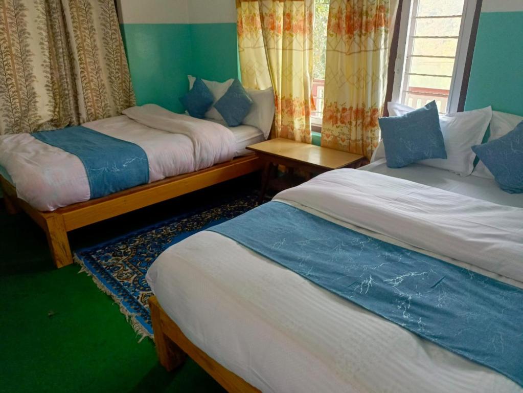 Llit o llits en una habitació de Hotel Jharana