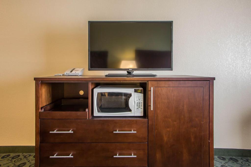 Quality Inn & Suites Bloomington I-55 and I-74 - Queen Room Met Twee Queensize Bedden - Roken