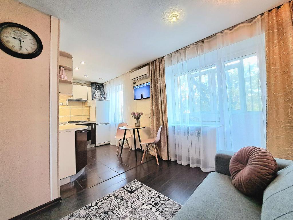 TV a/nebo společenská místnost v ubytování Квартира у ТРЦ Никольский с красивым видом