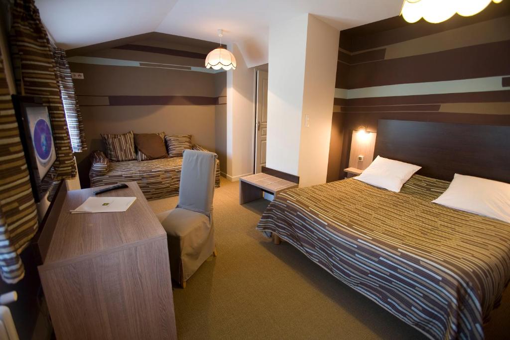 Postel nebo postele na pokoji v ubytování Logis Hôtel Le Central