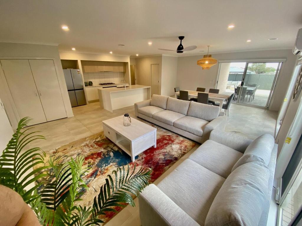 Η κουζίνα ή μικρή κουζίνα στο Spacious Holiday Home - 500m from the Beach!