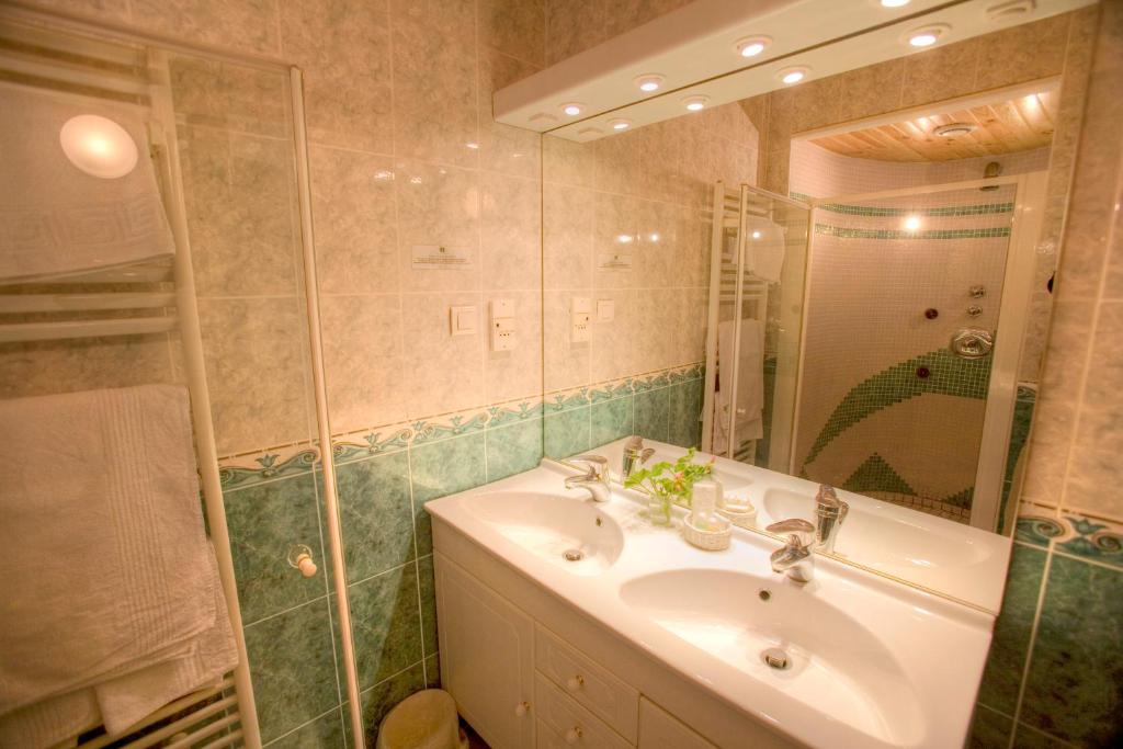 Koupelna v ubytování Logis Hôtel Le Central
