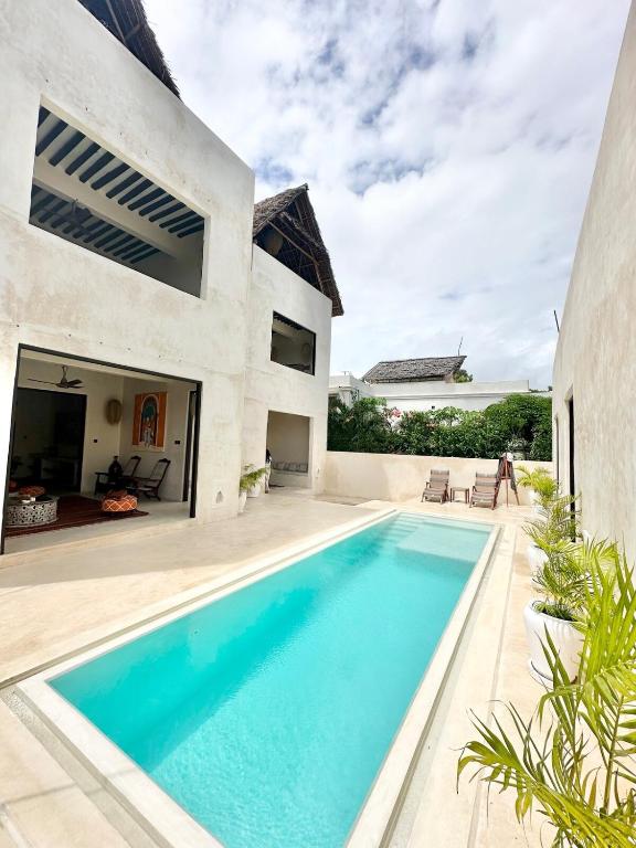 Bazén v ubytování Tulia House Lamu nebo v jeho okolí