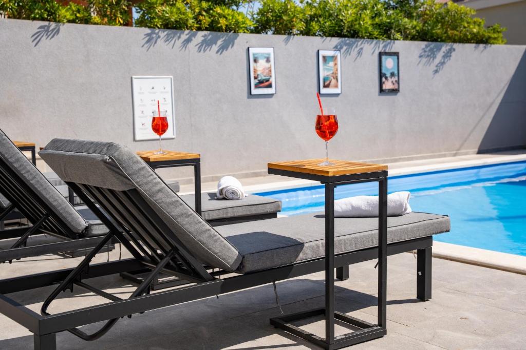 Bazén v ubytování Pool and Breakfast Apartments Villa Maro nebo v jeho okolí