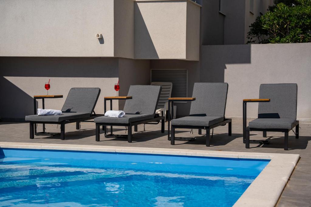 Bazén v ubytování Pool and Breakfast Apartments Villa Maro nebo v jeho okolí