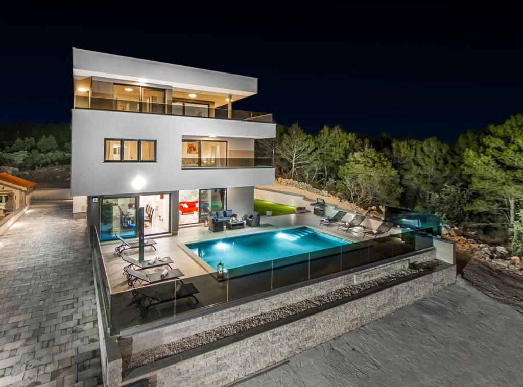 Bazén v ubytování Villa Shaula nebo v jeho okolí