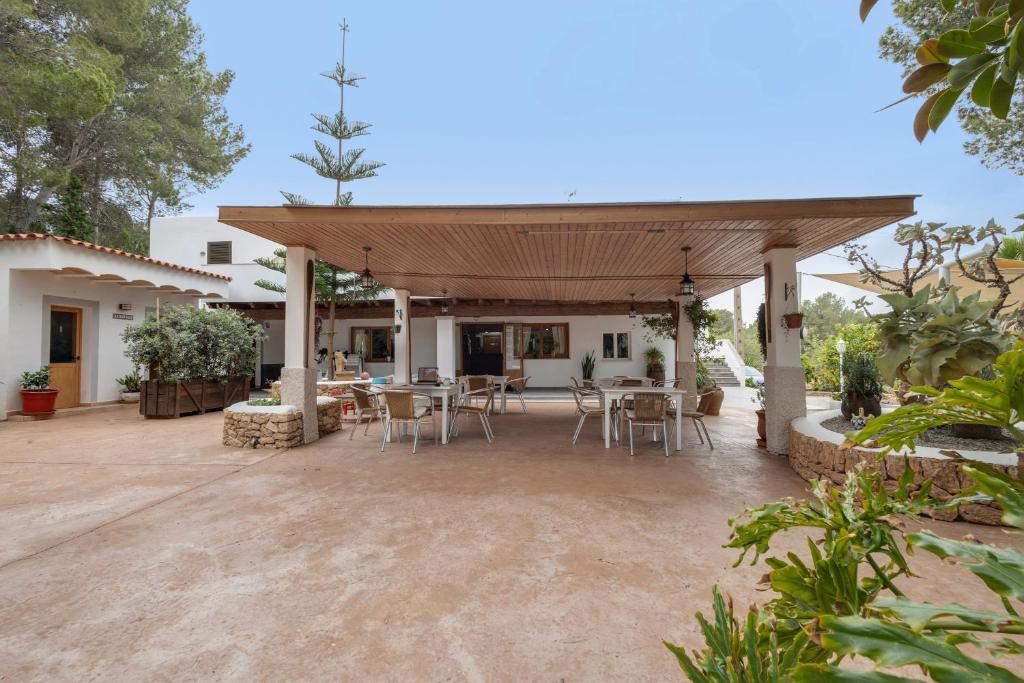 an outdoor patio with tables and chairs at Pensión las 3 Golondrinas in Santa Eularia des Riu