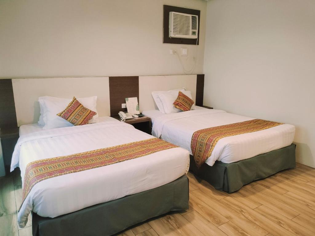 Postel nebo postele na pokoji v ubytování The Lanang Suites