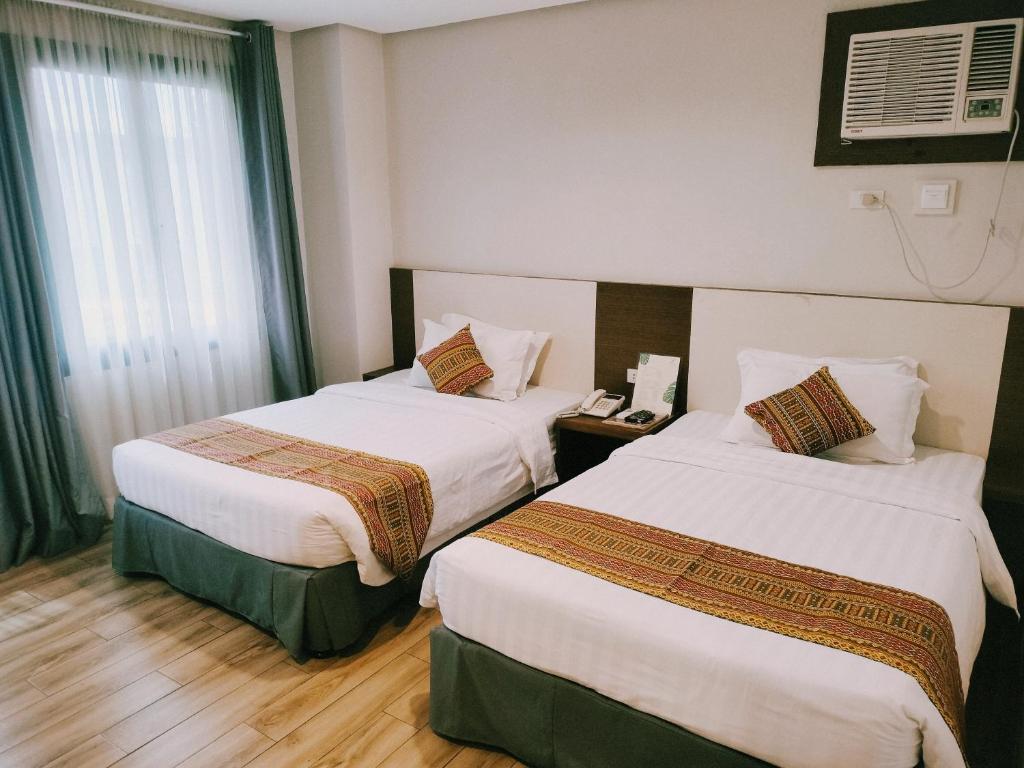Postel nebo postele na pokoji v ubytování The Lanang Suites