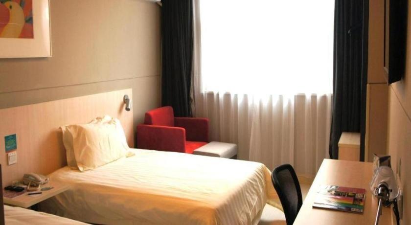 Postel nebo postele na pokoji v ubytování JinJiang Inn Datong Pingchengqiao