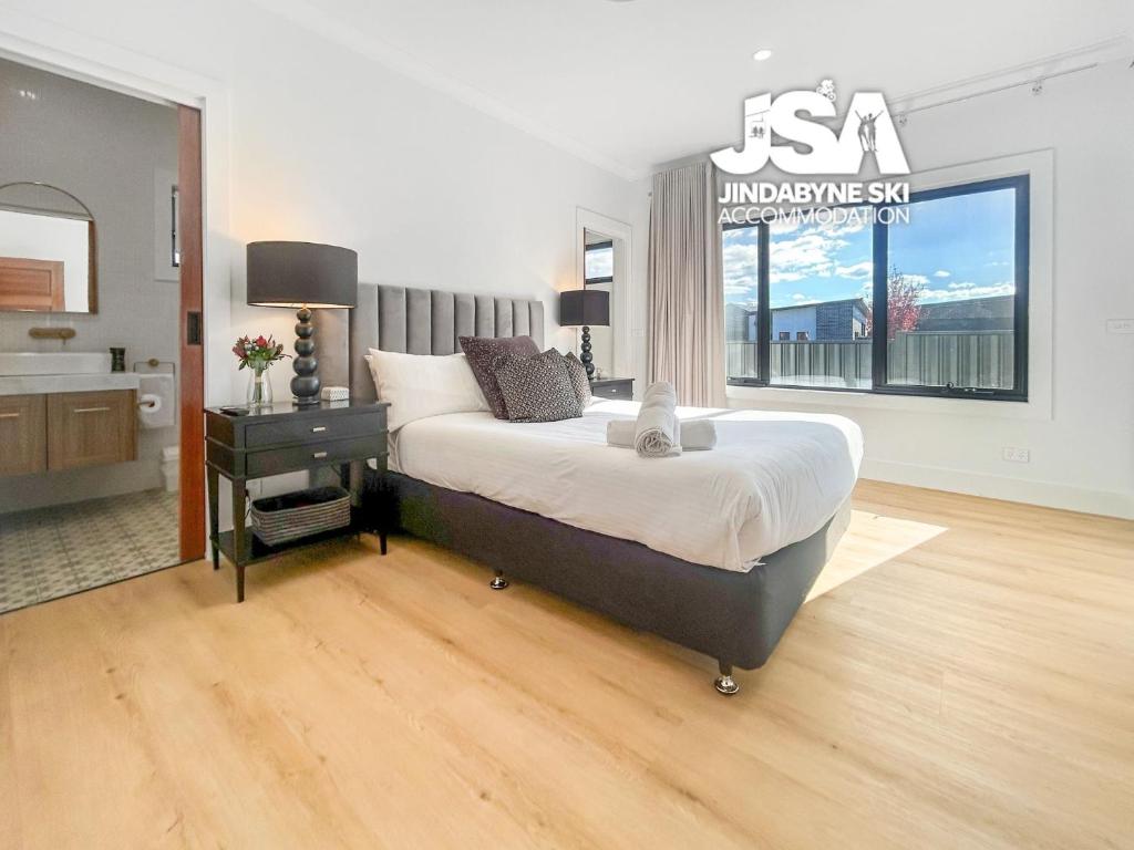 una grande camera da letto con un grande letto e un lavandino di Allenvale a Jindabyne