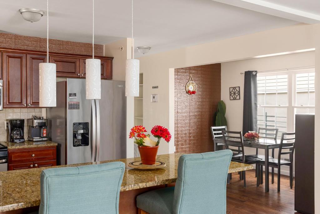 Kuchyň nebo kuchyňský kout v ubytování Newark Gem Ruby 3BR, 3BA - Sleeps 12 - Walk to Prudential Center and Newark Penn Station, Near EWR and American Dream Mall, includes Parking - WiFi - Laundry - Backyard - Gym