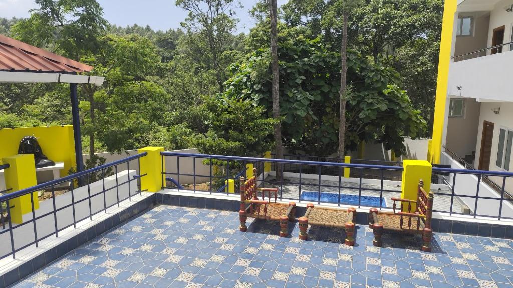 Balkón nebo terasa v ubytování The Ishank Resorts Yercaud Hills