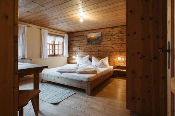Postel nebo postele na pokoji v ubytování Naze`s Hus Mellau