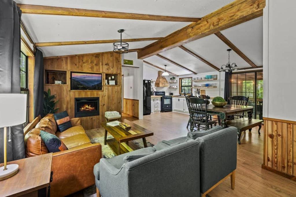 Et opholdsområde på Outdoor Paradise on the Creek - Jacuzzi - Stocked