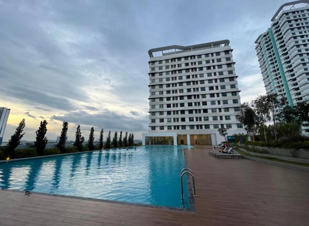 サイバージャヤにあるUrban Haven A modern retreat in condo cyberjayaの建物の前の大きなプール