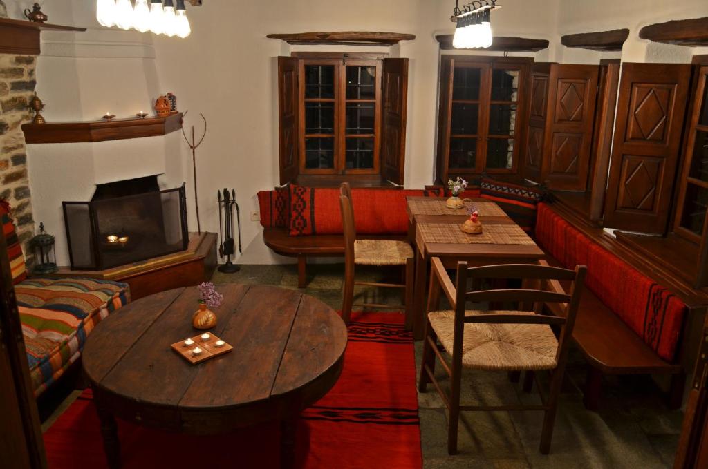 Posezení v ubytování Fyloma Villa With 5 Bedrooms
