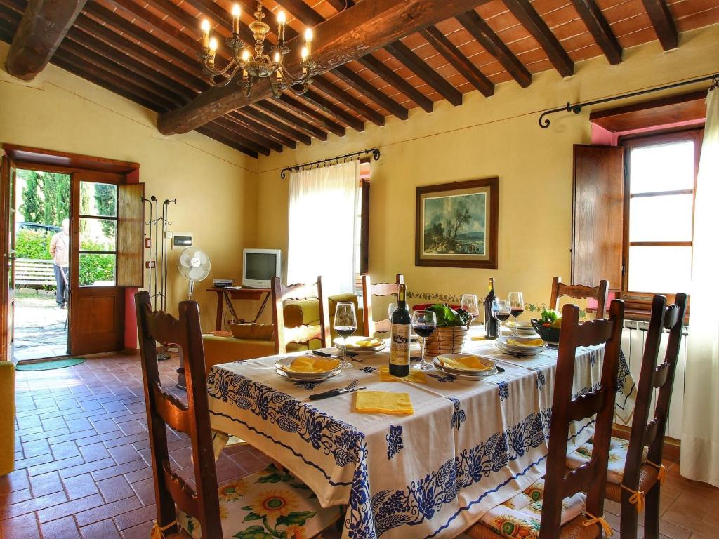 TV a/nebo společenská místnost v ubytování Farmhouse in Tuscany with Pool and Organic Garden