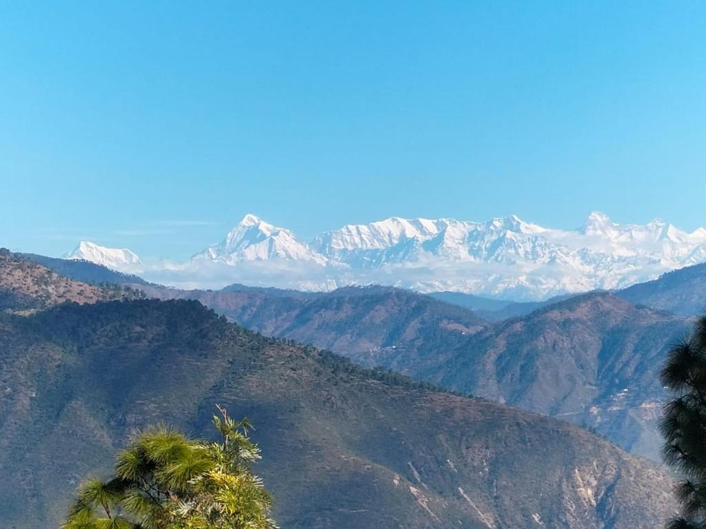 ナイニタールにあるThe Himalayan meadowsの雪山連峰