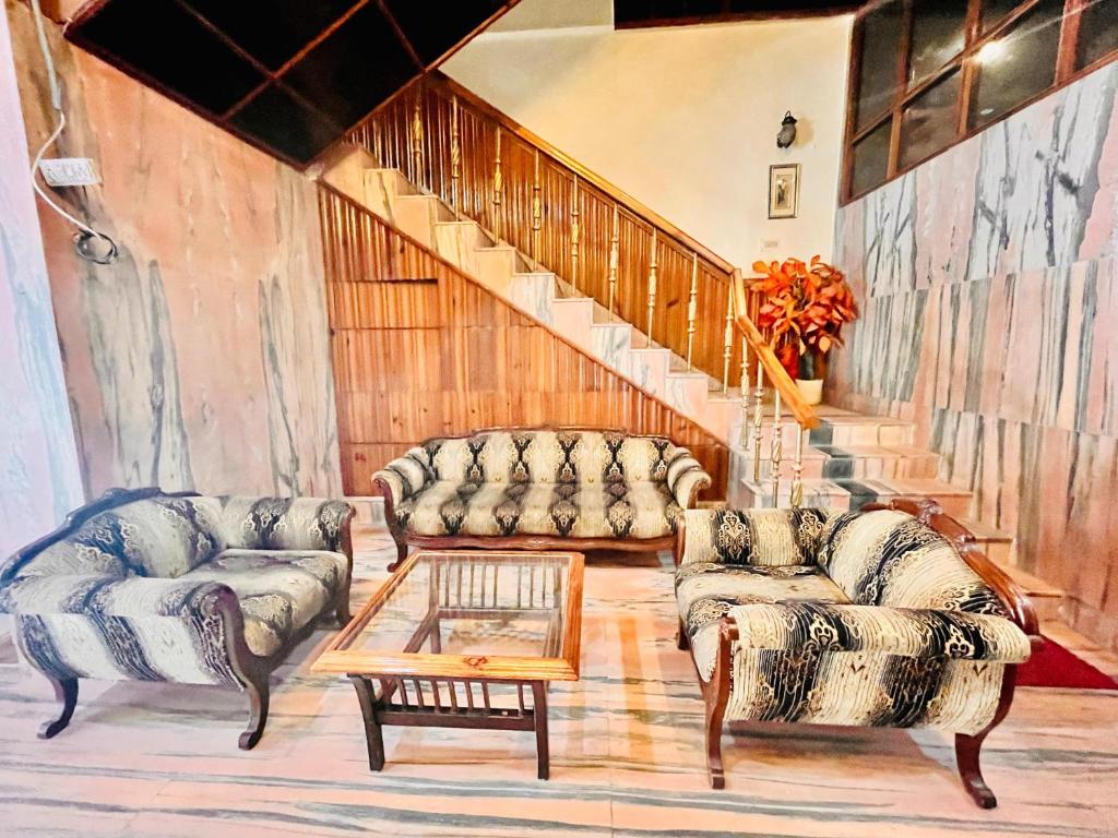 Area soggiorno di The Town House - Lavish & Luxury Rooms Near mall Road Manali
