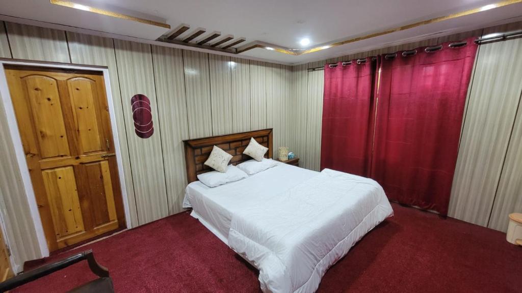 Postel nebo postele na pokoji v ubytování Black Stone Suites Skardu