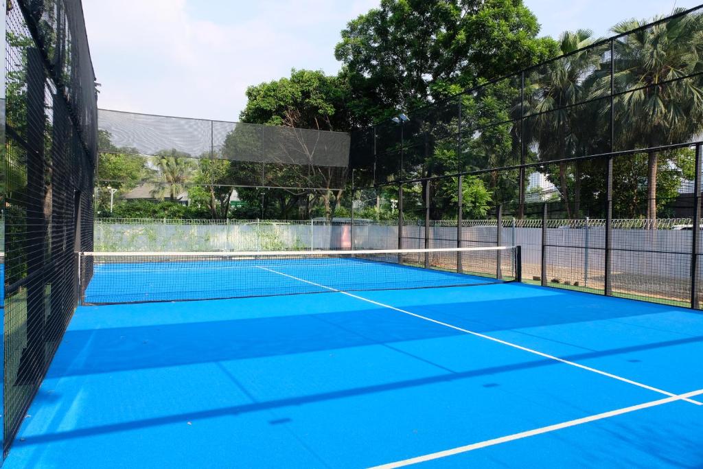 Tenis a/nebo squash v ubytování Fraser Residence Sudirman Jakarta nebo okolí