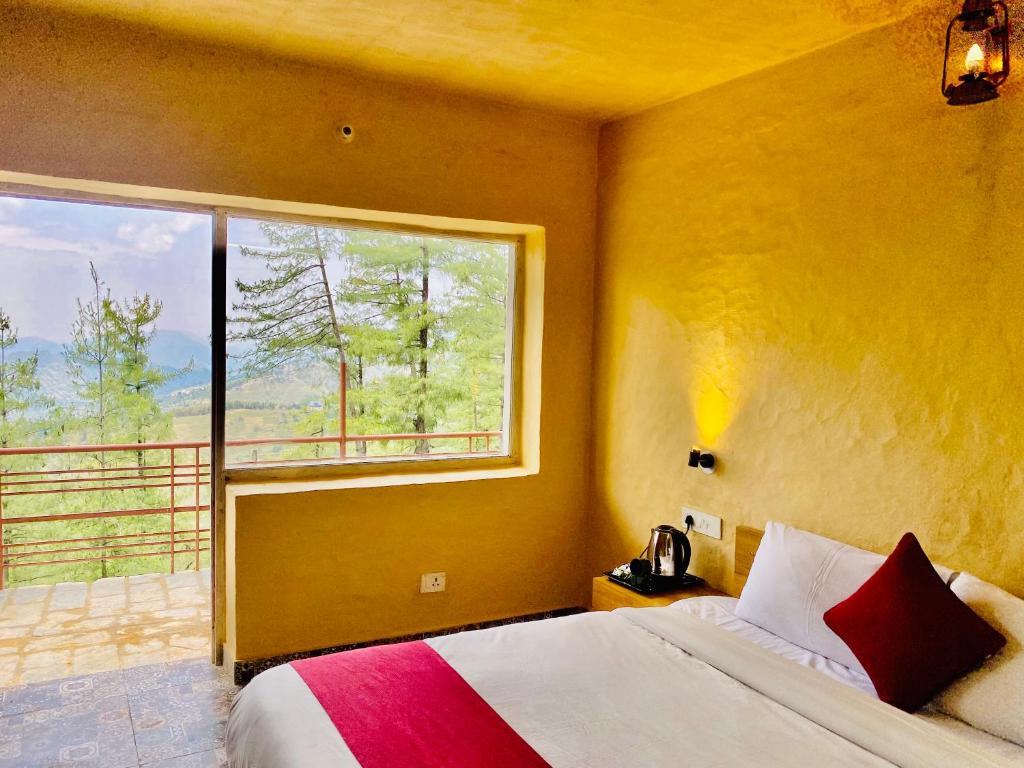 Postel nebo postele na pokoji v ubytování Royal Green Valley Mashobra by Naina Staycation - Mountain and valley view rooms