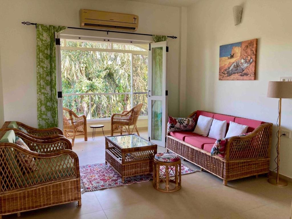 Χώρος καθιστικού στο 2 bedroom apartment with forest view, pool and gym in North Goa