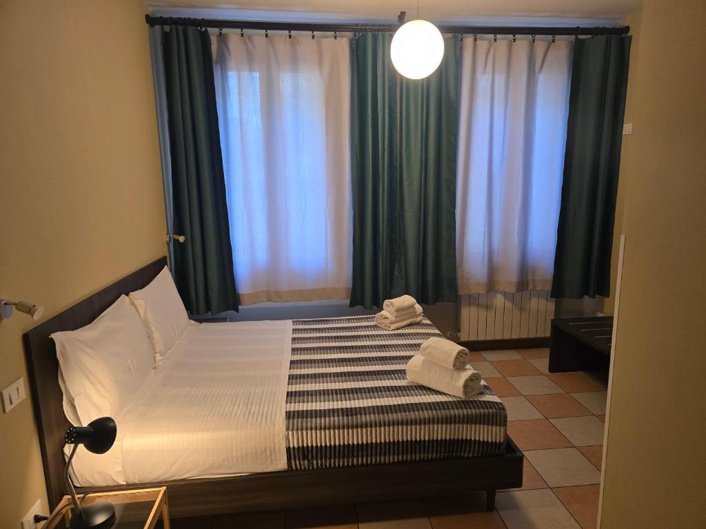 Postel nebo postele na pokoji v ubytování Marconi Lodge