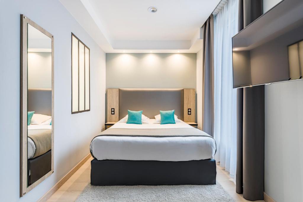 Кровать или кровати в номере Grand Hôtel Clichy Paris