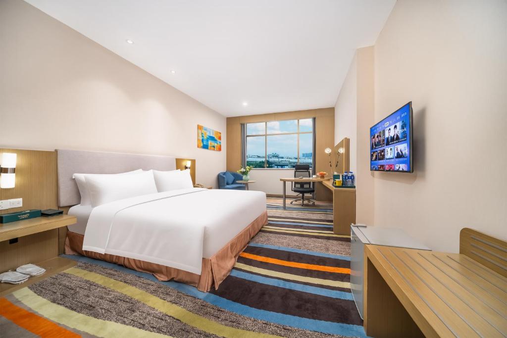Postel nebo postele na pokoji v ubytování Guangzhou Baiyun Airport Rejoice by Argyle Hotel Rehe Metro Exit B --Free shuttle bus is provided during the 137th Canton Fair