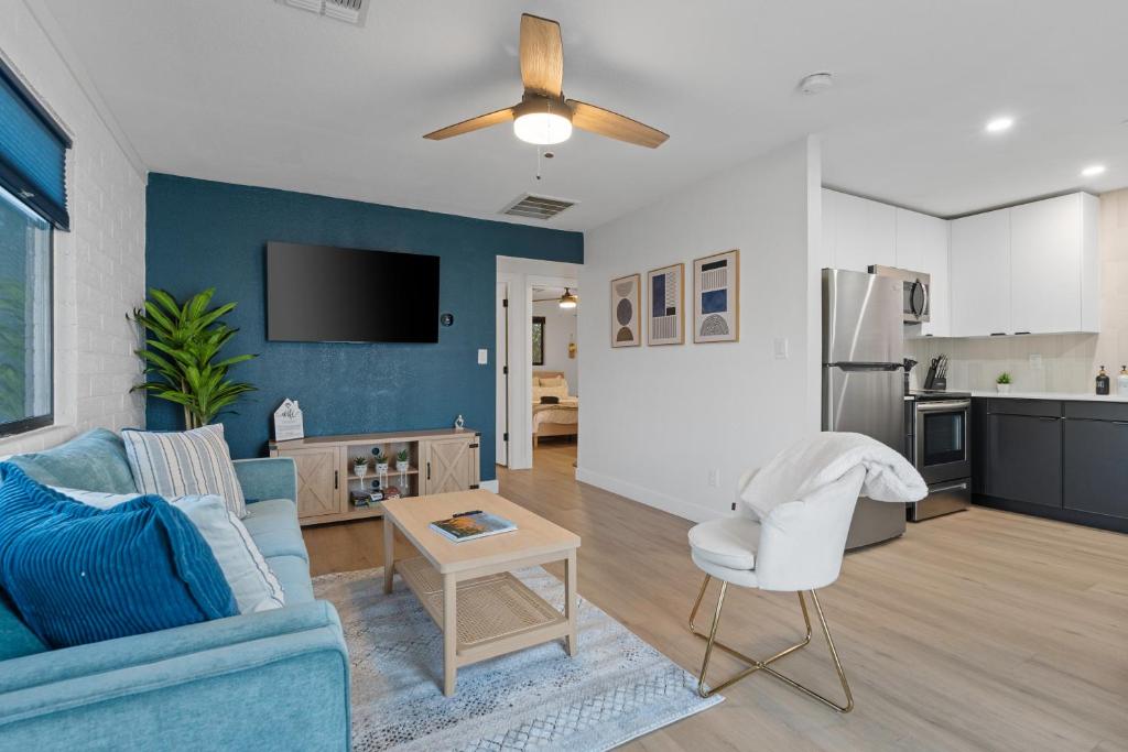 Kuchyň nebo kuchyňský kout v ubytování Biltmore 2BR Bungalow #4 - Workspace, Free Parking, Laundry, Patio!