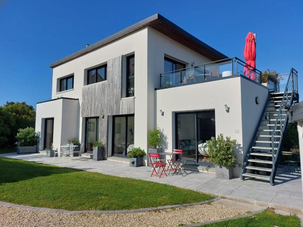 プルガヌーにあるVilla lumineuse vue mer 150m plageの階段とパティオのある白い家