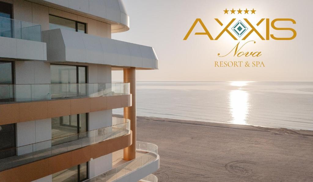 - une vue sur un bâtiment à côté de l'océan dans l'établissement Axxis Nova Resort & Spa, à Mamaia
