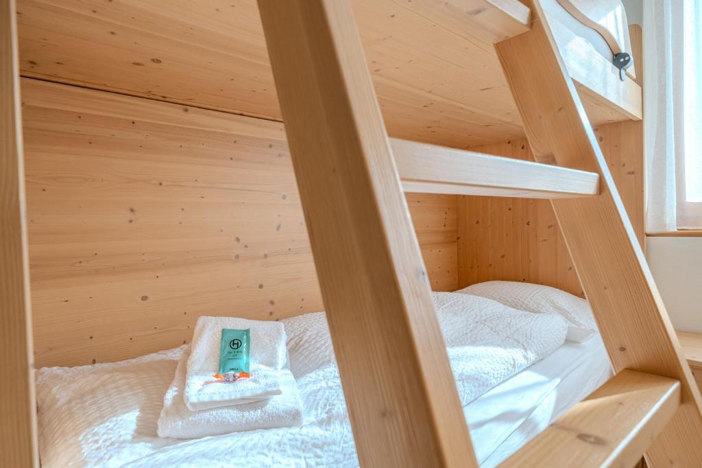 Postel nebo postele na pokoji v ubytování Sunnaschy Heidi by Arosa Vacations