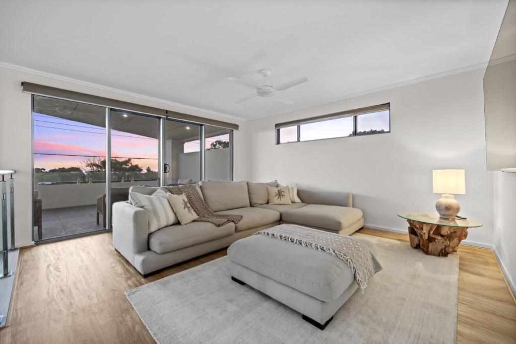 Silver Sands Sanctuary - 6BR Beachside Luxury - Housity