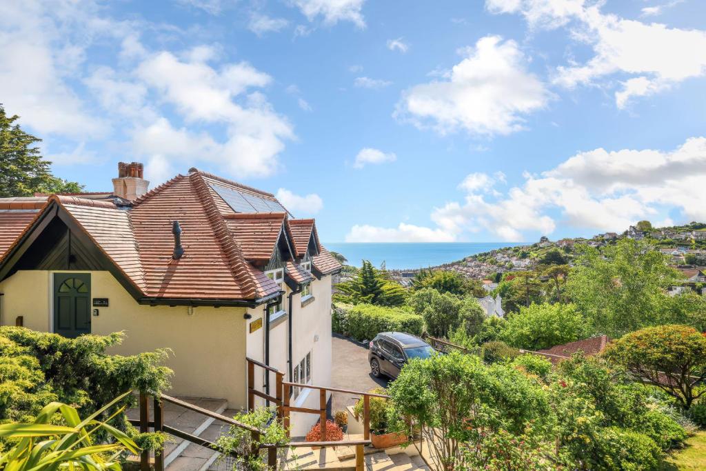 une maison avec vue sur l'océan dans l'établissement Beer View Cottage, à Beer